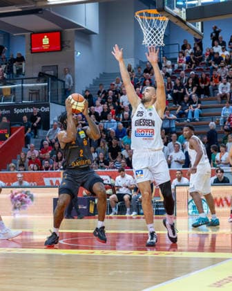 Stefan Smith, NINERS Chemnitz, 02; Viktor Kovacevic, GIESSEN 46ers, 25; Alexander Williams, GIESSEN 46ers, 06, Giessen 46ers vs. Niners Chemnitz, Basketball, Netto BBL Cup, DBB Cup, Matchday 1, 2026–2027 Season, September 12, 2026 Giessen 46ers vs. Niners Chemnitz, Basketball, Netto BBL Cup, DBB Cup, Matchday 1, 2026–2027 Season, September 12, 2026 Ostpreussenviertel Copyright: xEibner-Pressefoto JoergxHeinrichx EP_JHR