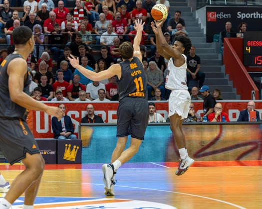 Elias Roedl, NINERS Chemnitz, 11; Nigel Scantlebury, GIESSEN 46ers, 01, Giessen 46ers vs. Niners Chemnitz, Basketball, Netto BBL Cup, DBB Cup, Matchday 1, 2026–2027 season, September 12, 2026 Giessen 46ers vs. Niners Chemnitz, Basketball, Netto BBL Cup, DBB Cup, Matchday 1, 2026–2027 season, September 12, 2026 Ostpreussenviertel Copyright: xEibner-Pressefoto JoergxHeinrichx EP_JHR