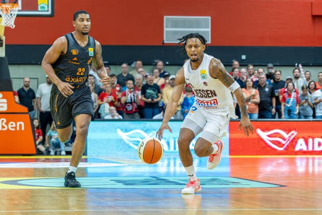 Nighael Ceaser, NINERS Chemnitz, 22; Zachery Cooks, GIESSEN 46ers, 03, Giessen 46ers vs. Niners Chemnitz, Basketball, Netto BBL Cup, DBB Cup, Matchday 1, 2026–2027 Season, September 12, 2026 Giessen 46ers vs. Niners Chemnitz, Basketball, Netto BBL Cup, DBB Cup, Matchday 1, 2026–2027 season, September 12, 2026 Ostpreussenviertel Copyright: xEibner-Pressefoto JoergxHeinrichx EP_JHR