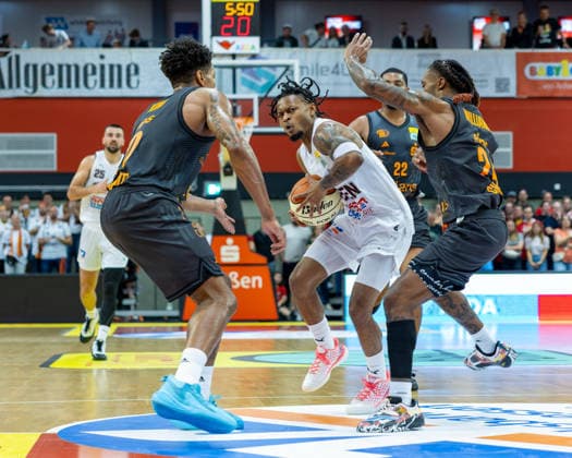 Urald King, NINERS Chemnitz, 20; Zachery Cooks, GIESSEN 46ers, 03, Cobe Williams, NINERS Chemnitz, 24, Giessen 46ers vs. Niners Chemnitz, Basketball, Netto BBL Cup, DBB Cup, Matchday 1, 2026–2027 Season, September 12, 2026 Giessen 46ers vs. Niners Chemnitz, Basketball, Netto BBL Cup, DBB Cup, Matchday 1, 2026–2027 season, September 12, 2026 Ostpreussenviertel Copyright: xEibner-Pressefoto JoergxHeinrichx EP_JHR