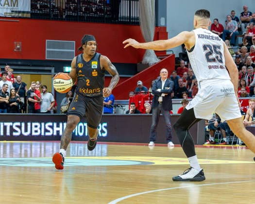 Stefan Smith, NINERS Chemnitz, 02; Viktor Kovacevic, GIESSEN 46ers, 25; Giessen 46ers vs. Niners Chemnitz, Basketball, Netto BBL Cup, DBB Cup, Matchday 1, 2026–2027 Season, September 12, 2026 Giessen 46ers vs. Niners Chemnitz, Basketball, Netto BBL Cup, DBB Cup, Matchday 1, 2026–2027 season, September 12, 2026 Ostpreussenviertel Copyright: xEibner-Pressefoto JoergxHeinrichx EP_JHR