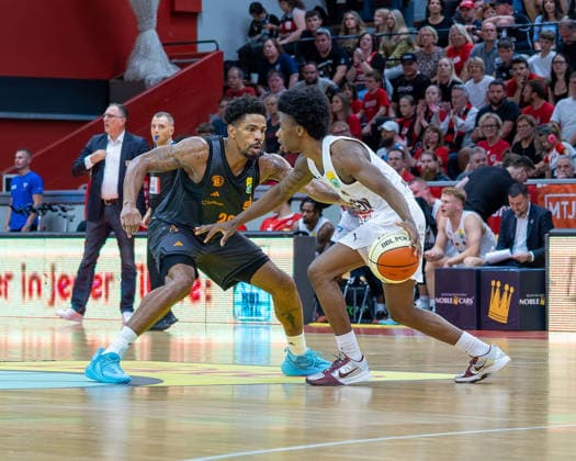 Urald King, NINERS Chemnitz, 20; Nigel Scantlebury, GIESSEN 46ers, 01, Giessen 46ers vs. Niners Chemnitz, Basketball, Netto BBL Cup, DBB Cup, Matchday 1, 2026–2027 season, September 12, 2026 Giessen 46ers vs. Niners Chemnitz, Basketball, Netto BBL Cup, DBB Cup, Matchday 1, 2026–2027 season, September 12, 2026 Ostpreussenviertel Copyright: xEibner-Pressefoto JoergxHeinrichx EP_JHR