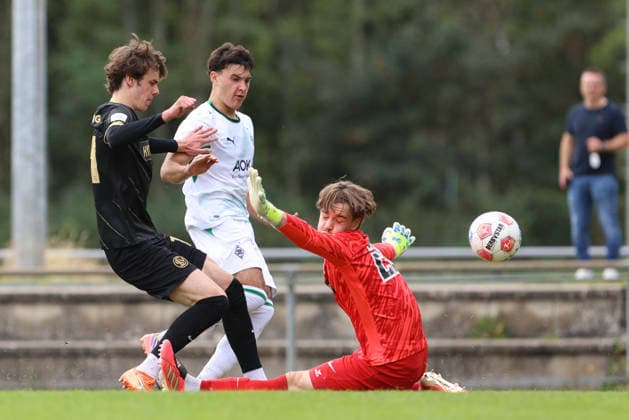 Mathis Wack, SV Elversberg, Filip Zahalka of Borussia Mönchengladbach and goalkeeper Florian Brück of SV Elversberg in a duel during the A-Junior Bundesliga match between SV Elversberg and Borussia Mönchengladbach at Jungenwald on September 13, 2026, in Puettlingen, Germany. Photo by Oliver Kaelke, DeFodi Images. Mathis Wack of SV Elversberg, Filip Zahalka of Borussia Mönchengladbach, and goalkeeper Florian Brueck of SV Elversberg battle for the ball during the Under-19 Bundesliga match between SV Elversberg and Borussia Mönchengladbach at am Jungenwald on September 13, 2026 in Puettlingen, Germany. Photo by Oliver Kaelke, DeFodi Images. DFB and DFL regulations prohibit any use of photographs as image sequences and or quasi-video. Photo by Oliver Kaelke, DeFodi Images.