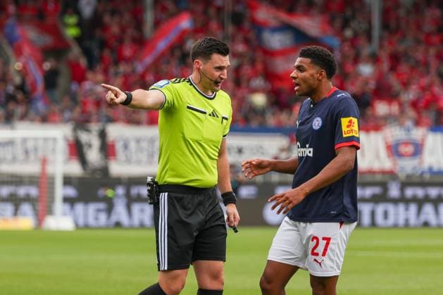 Referee Justin Hasmann cautions Ikem Ugoh (27, Holstein Kiel), 1 FC Heidenheim 1846 vs. Holstein Kiel, Soccer, DFL, 2. Bundesliga, 2026–2027 Season, First Half of the Season, Matchday 5, September 13, 2026, Heidenheim, Baden-Württemberg, Germany Copyright: xkolbert-press MartinxAgüerax