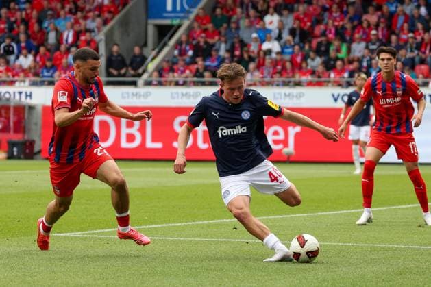 Oualid Mhamdi 22, 1. FC Heidenheim 1846, in action with Leon Parduzi 40, Holstein Kiel; 1. FC Heidenheim 1846 vs. Holstein Kiel, Soccer, DFL, 2. Bundesliga, 2026–2027 Season, First Half of the Season, Matchday 5, September 13, 2026, Heidenheim, Baden-Württemberg, Germany Copyright: xkolbert-press MartinxAgüerax
