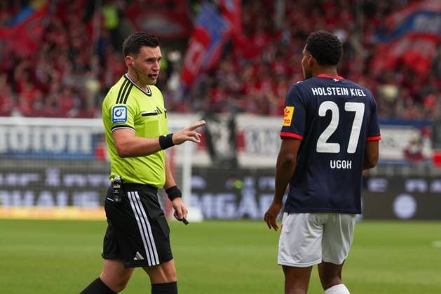 Referee Justin Hasmann cautions Ikem Ugoh (27, Holstein Kiel), 1 FC Heidenheim 1846 vs. Holstein Kiel, Soccer, DFL, 2. Bundesliga, 2026–2027 Season, First Half of the Season, Matchday 5, September 13, 2026, Heidenheim, Baden-Württemberg, Germany Copyright: xkolbert-press MartinxAgüerax