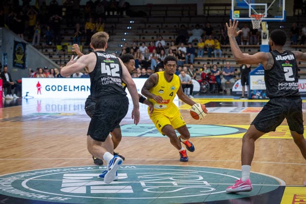 Tommy Rutherford, MHP RIESEN Ludwigsburg, 42; Desmond Watson, Kreisbau Kirchheim Knights, 04; GER, Kreisbau Kirchheim Knights vs. MHP RIESEN Ludwigsburg, easyCredit BBL, Netto BBL Cup, Round 1, 2026–2027 season, September 13, 2026 GER, Kreisbau Kirchheim Knights vs. MHP RIESEN Ludwigsburg, easyCredit BBL, Netto BBL Cup, Round 1, 2026–2027 season, September 13, 2026 Göppingen Copyright: xEibner-Pressefoto NinaxSanderx EP_NSR