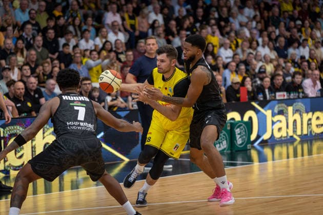 Elijah Hughes, MHP RIESEN Ludwigsburg; 07 Julius Wolf, Kreisbau Kirchheim Knights; 28 David Joplin, MHP RIESEN Ludwigsburg; 02 GER, Kreisbau Kirchheim Knights vs. MHP RIESEN Ludwigsburg, easyCredit BBL, Netto BBL Cup, Round 1, 2026–2027 season, September 13, 2026 GER, Kreisbau Kirchheim Knights vs. MHP RIESEN Ludwigsburg, easyCredit BBL, Netto BBL Cup, Round 1, 2026–2027 season, September 13, 2026 Göppingen Copyright: xEibner-Pressefoto NinaxSanderx EP_NSR