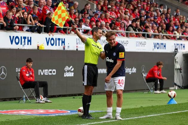 Leon Parduzi, 40, of Holstein Kiel, seeks comfort from assistant referee Asmir Osmanagic; 1 FC Heidenheim 1846 vs. Holstein Kiel, Soccer, DFL, 2. Bundesliga, 2026–2027 season, First Half of the Season, Matchday 5, September 13, 2026, Heidenheim, Baden-Württemberg, Germany Copyright: xkolbert-press MartinxAgüerax