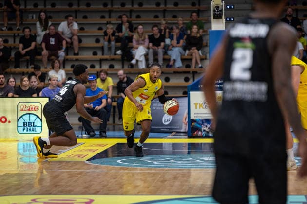 Maxwell Dongmo Temoka, MHP RIESEN Ludwigsburg, 24; CJ Hines, Kreisbau Kirchheim Knights, 02 GER; Kreisbau Kirchheim Knights vs. MHP RIESEN Ludwigsburg, easyCredit BBL, Netto BBL Cup, Round 1, 2026–2027 Season, September 13, 2026 GER, Kreisbau Kirchheim Knights vs. MHP RIESEN Ludwigsburg, easyCredit BBL, Netto BBL Cup, Round 1, 2026–2027 season, September 13, 2026 Göppingen Copyright: xEibner-Pressefoto NinaxSanderx EP_NSR
