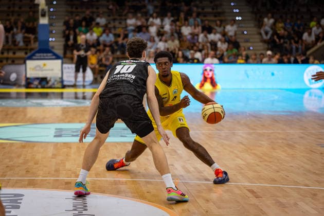 Lars Danziger, MHP RIESEN Ludwigsburg; 10 Desmond Watson, Kreisbau Kirchheim Knights; 04 GER; Kreisbau Kirchheim Knights vs. MHP RIESEN Ludwigsburg; easyCredit BBL; Netto BBL Cup; Round 1; 2026–2027 Season; September 13, 2026 GER, Kreisbau Kirchheim Knights vs. MHP RIESEN Ludwigsburg, easyCredit BBL, Netto BBL Cup, Round 1, 2026–2027 season, September 13, 2026 Göppingen Copyright: xEibner-Pressefoto NinaxSanderx EP_NSR