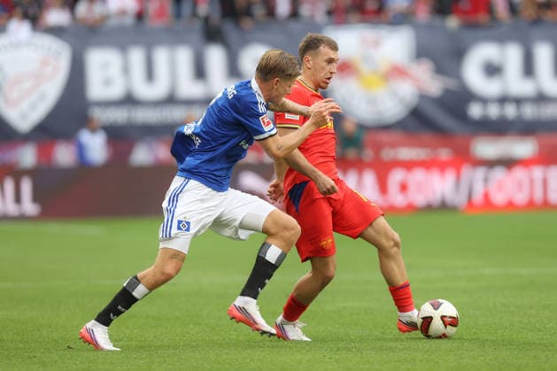 September 13, 2026, xtgx, Soccer, Bundesliga 1, RB Leipzig vs. Hamburger SV, from left: David Moller Wolfe (Hamburg), 3; Brajan Gruda (Leipzig), 10; tackle, duel, battle, DFL and DFB regulations prohibit any use of photographs as image sequences and or quasi-video. Leipzig