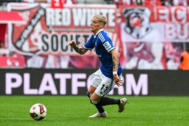 Soccer I Men s I 2026–2027 Season I Bundesliga I Matchday 3 I RB Leipzig vs. Hamburger SV I September 13, 2026 Albert Gronbaek Erlykke 11, Hamburger SV runs onto the ball; free kick, close-up, portrait, single photo, single frame, body; Leipzig, Red Bull Arena, Saxony, Germany Copyright: xLobeca InesxHähnelx