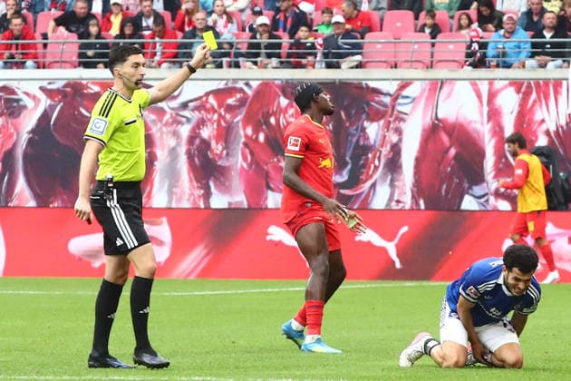 RB Leipzig vs. Hamburger SV, Bundesliga, Leipzig, September 13, 2026, Red Bull Arena, Soccer, Men, 2026–2027 Season, Bundesliga 1, Matchday 3, RB Leipzig vs. Hamburger SV; Pictured: Referee Florian Badstübner shows Castello Lukeba (23), RB Leipzig, a yellow card,