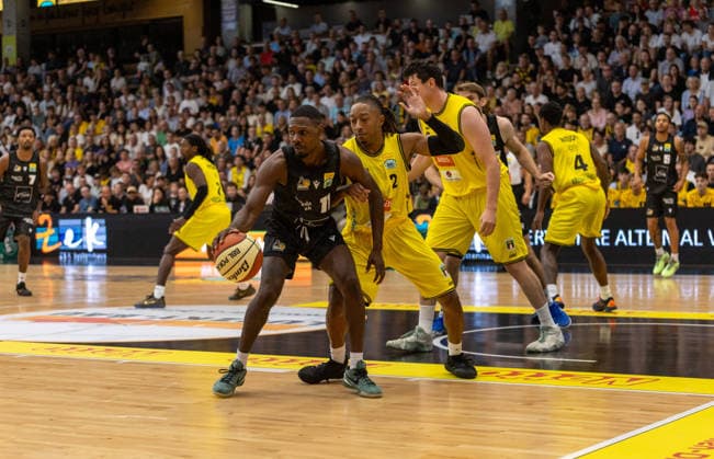 Darius Perry, MHP Riesen Ludwigsburg, 11 vs. CJ Hines, Kreisbau Kirchheim Knights, 02 Kreisbau Kirchheim Knights vs. MHP Riesen Ludwigsburg, Basketball, Netto BBL Cup, Cup Game, 2026–2027 Season, September 13, 2026, Kreisbau Kirchheim Knights vs. MHP Riesen Ludwigsburg, Basketball, Netto BBL Cup, Cup Game, 2026–2027 Season, September 13, 2026, Göppingen Copyright: xEibner-Pressefoto DavidexDixGiovannix EP_DGI