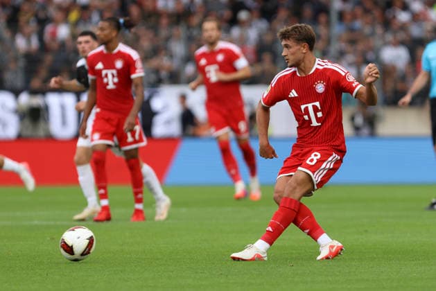 Tom Bischof, FC Bayern Munich, in action, on the ball, making a solo play during the Bundesliga 1 match between SV Elversberg and FC Bayern Munich at Ursapharm Arena on September 13, 2026, in Spiesen-Elversberg, Germany. Photo by Oliver Kaelke, DeFodi Images. Tom Bischof of FC Bayern Munich controls the ball during the Bundesliga match between SV Elversberg and FC Bayern Munich at Ursapharm Arena on September 13, 2026 in Spiesen-Elversberg, Germany. Photo by Oliver Kaelke, DeFodi Images. DFB and DFL regulations prohibit any use of photographs as image sequences and or quasi-video. Photo by Oliver Kaelke, DeFodi Images.