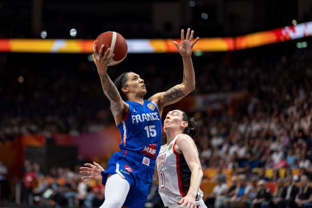 Gabby Williams of France, No. 15, on a layup; Breanna Stewart of the USA, No. 10; GER, USA vs. France, Basketball, 2026 FIBA Women’s World Cup, Final, September 13, 2026, USA vs. France, Basketball, 2026 FIBA Women’s World Cup, Final, September 13, 2026, Berlin Copyright: xEibner-Pressefoto MaxxVincenx EP_MVN