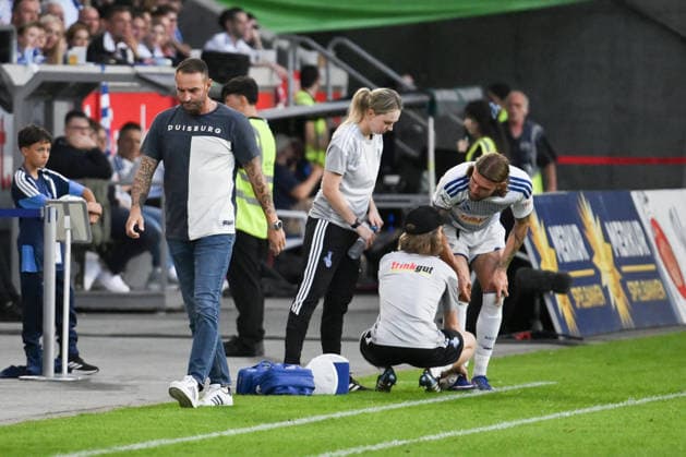 Joshua Bitter of MSV Duisburg is forced to leave the game due to injury; on the left is coach Dietmar Hirsch of MSV Duisburg, September 15, 2026, Soccer, 3rd Division, 2026–27 season, Matchday 6, MSV Duisburg vs. TSV Havelse; DFB regulations prohibit any use of photographs as image sequences and or quasi-video. Duisburg, Schauinsland Reisen Arena, North Rhine-Westphalia, Germany Team2