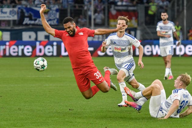 From left: Jesse Tugbenyo (Havelse, 33), Jakob Bookjans (Duisburg, 7), and Peter Remmert (Duisburg, 39) battling for the ball. September 15, 2026 ¢ Soccer ¢ MSV Duisburg vs. TSV Havelse, Schauinsland Reisen Arena, Duisburg, DFB DFL REGULATIONS PROHIBIT ANY USE OF PHOTOGRAPHS AS IMAGE SEQUENCES AND OR QUASI-VIDEO NRW Germany Copyright: xpepphotox xSaschaxWeizx pep00321, pep_20260915_hm