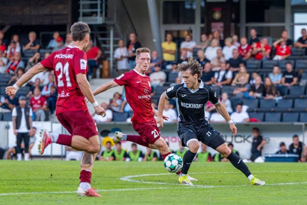 3rd Division: SG Sonnenhof Großaspach vs. Sportclub Verl, September 15, 2026, Aspach, GERMANY. September 15, 2026: Mika Clausen (Sportclub Verl), 21, in a tackle against Luca Molinari (SG Sonnenhof Großaspach), 21, and Loris Maier of SG Sonnenhof Großaspach, 27, during the match between SG Sonnenhof Großaspach and Sportclub Verl on Matchday 6 of the 3. Liga at the WIRmachenDRUCK Arena Copyright: xBEAUTIFULxSPORTS Steinx