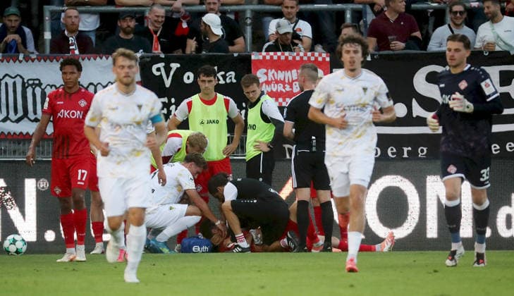 September 15, 2026, xfsx, Men s, Soccer, 2026–2027 Season, 3rd Division, Matchday 6: FC Würzburger Kickers vs. Alemannia Aachen; left: Daniel Haegele (FC Würzburger Kickers) injured, sporting injury, Würzburg, AKON ARENA, Bavaria, Germany