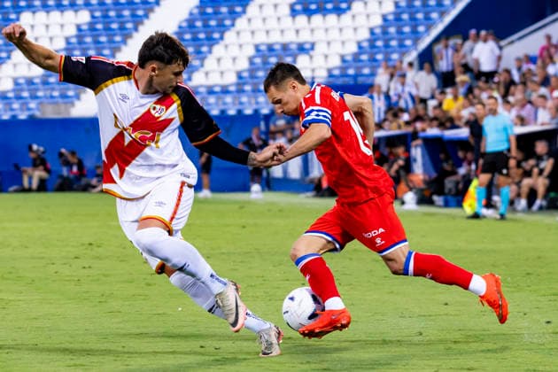 Rayo Vallecano vs. Espanyol, La Liga EA Sports 2026, September 15, 2026, Estadio Butarque, Leganés, Madrid, Spain Bryan Zaragoza Martinez of Espanyol is defended by Andrei Ratiu of Rayo Vallecano during the La Liga EA Sports match between Rayo Vallecano and Espanyol at Estadio Butarque on September 15, 2026, in Leganés, Madrid, Spain Leganés Estadio Butarque Madrid Spain Copyright: xAlejandroxMatiasxAcostax