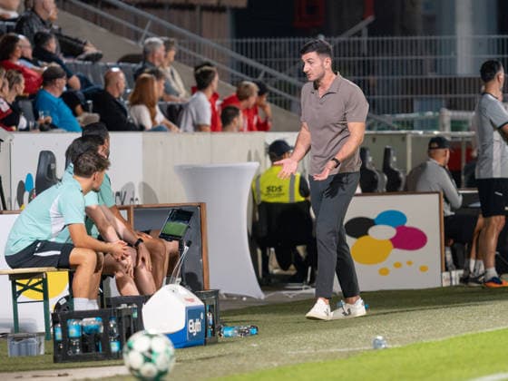 Coach Orest Shala of SC Verl talks with his assistant coaches GER, Soccer, SG Sonnenhof Grossaspach vs. SC Verl, 3rd Division, Matchday 6, Aspach, 2026–2027 season, September 15, 2026 GER, Soccer, SG Sonnenhof Grossaspach vs. SC Verl, 3rd League, Matchday 6, 2026–2027 season, September 15, 2026 Aspach Copyright: xCarstenxSchweringx EP_CSG