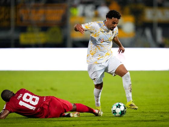Franck Evina (FC Wuerzburger Kickers), No. 18, in a tackle with Mehdi Loune (TSV Alemannia Aachen), No. 10, GER, FC Würzburg Kickers vs. TSV Alemannia Aachen, 3rd Division, Matchday 6, 2026–27 season, AKON Arena, Würzburg, September 15, 2026 Würzburg Kickers vs. Alemannia Aachen, 3rd Division, Matchday 6, 2026–27 season, September 15, 2026, Würzburg Copyright: xEibner-Pressefoto ScottxColemanx EP_SCN
