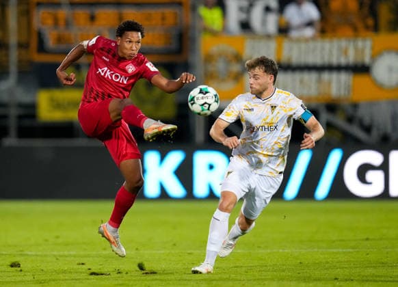 Liam Omore (FC Würzburger Kickers), 17, vs. Mika Schroers (TSV Alemannia Aachen), 27 (GER), FC Würzburger Kickers vs. TSV Alemannia Aachen, 3. Liga, Matchday 6, 2026–27 Season, AKON Arena, Würzburg, September 15, 2026, Würzburger Kickers vs. Alemannia Aachen, 3rd Division, Matchday 6, 2026–27 season, September 15, 2026, Würzburg Copyright: xEibner-Pressefoto ScottxColemanx EP_SCN