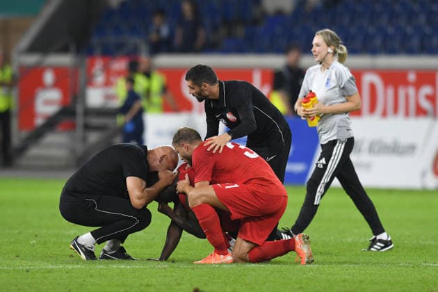 Dennis Duah, the 15-year-old TSV Havelse player who scored the own goal, is devastated and needs comforting. GER, MSV Duisburg vs. TSV Havelse 1912, Soccer, 3rd Division, Matchday 6, 2026–2027 Season, September 15, 2026 DFL and DFB regulations prohibit any use of photographs as image sequences and or quasi-video GER, MSV Duisburg vs. TSV Havelse 1912, Soccer, 3rd Division, Matchday 6, 2026–2027 Season, September 15, 2026, Duisburg Copyright: xEibner-Pressefoto ThomasxThienelx EP_TTL