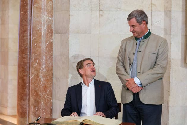 Christoph Freund, sporting director of FC Bayern Munich, signs the guest book alongside Dr. Markus Söder, Member of the State Parliament, Minister-President of Bavaria, and CSU Chairman, GER: Minister-President Dr. Markus Söder welcomes the FC Bayern Munich women’s and men’s soccer teams to honor them as German champions for the 2025–28 season, September 16, 2026, GER, Minister President Dr. Markus Söder welcomes the FC Bayern Munich women’s and men’s soccer teams to honor them as German champions for the 2025–28 season, September 16, 2026, Munich Copyright: xEibner-Pressefoto JennixMaulx EP_JML