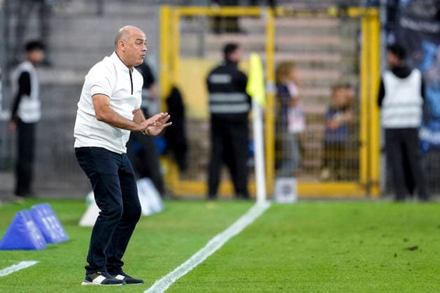 Rui Mota, coach and head coach of SV Waldhof, gives instructions, gesturing with his arms; close-up, full-body shot, single frame, single photo, action, on the sidelines, at the sideline, September 16, 2026, Mannheim, Germany, soccer, 3rd Division, SV Waldhof Mannheim vs. Rot-Weiss Essen, DFB and DFL regulations prohibit any use of photographs as image sequences and or quasi-video xozx