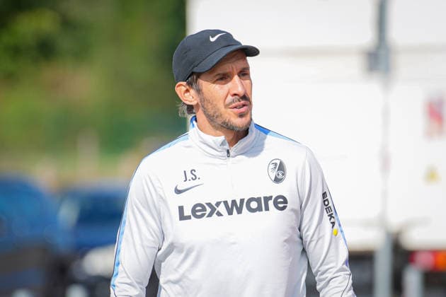 Soccer, Bundesliga, Men s, SC Freiburg Training at Europa Park Stadium, Sports, Europa Park Stadium, Julian Schuster (SC Freiburg), Coach, Freiburg, Europa Park Stadium, Baden-Württemberg, Germany Copyright: xFINLEYxMÖRCHx