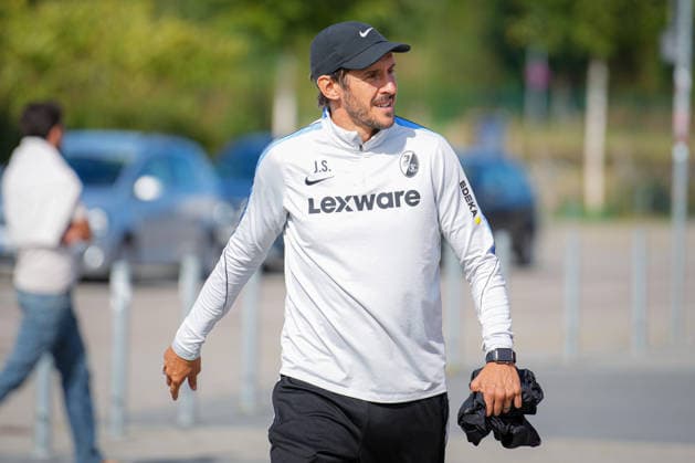 Soccer, Bundesliga, Men s, SC Freiburg Training at Europa Park Stadium, Sports, Europa Park Stadium, Julian Schuster (SC Freiburg), Coach, Freiburg, Europa Park Stadium, Baden-Württemberg, Germany Copyright: xFINLEYxMÖRCHx