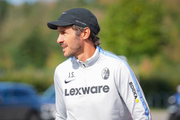 Soccer, Bundesliga, Men s, SC Freiburg Training at Europa Park Stadium, Sports, Europa Park Stadium, Julian Schuster (SC Freiburg), Coach, Freiburg, Europa Park Stadium, Baden-Württemberg, Germany Copyright: xFINLEYxMÖRCHx