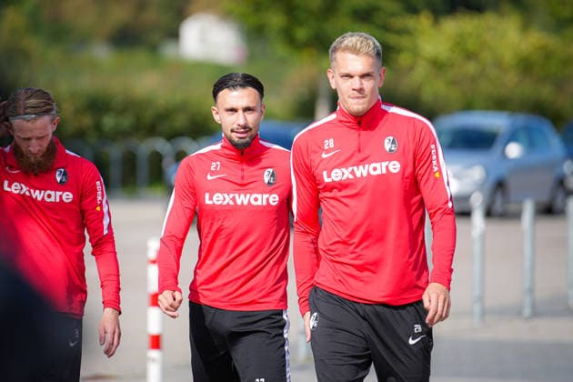 Soccer, Bundesliga, Men s, SC Freiburg Practice at Europa Park Stadium, Sports, Europa Park Stadium, Matthias Ginter (SC Freiburg), 28 Berkay Yilmaz (SC Freiburg), 27 Freiburg Europa Park Stadium, Baden-Württemberg, Germany Copyright: xFINLEYxMÖRCHx