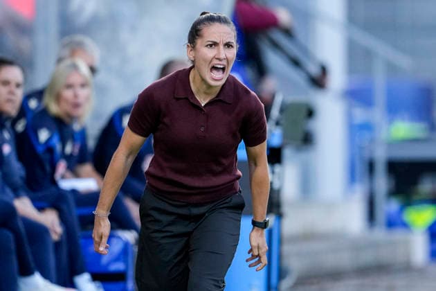 Eva Maria Virsinger, Head Coach, Coach, TSG, single image, single photo, action, giving instructions, gesturing, gesturing with her arms, angry, shouting, screaming, screaming, 09 18 2026, Sinsheim, Hoffenheim, Germany, soccer, Google Pixel Women’s Bundesliga, TSG 1899 Hoffenheim vs. VfL Wolfsburg, DFB and DFL regulations prohibit any use of photographs as image sequences and or quasi-video xozx