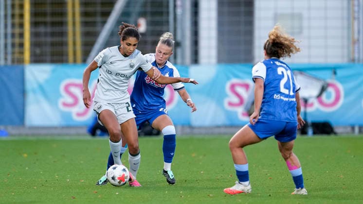 From left: Cora Zicai (Wolfsburg), 28; Laura Gloning (TSG), 20; Laia Martret Jimenez (TSG), 21; tackle, game scene, duel, tackle, tackling, dynamism, action, 09 18 2026, Sinsheim, Hoffenheim, Germany, soccer, Google Pixel Women’s Bundesliga, TSG 1899 Hoffenheim vs. VfL Wolfsburg, DFB and DFL regulations prohibit any use of photographs as image sequences and or quasi-video xozx