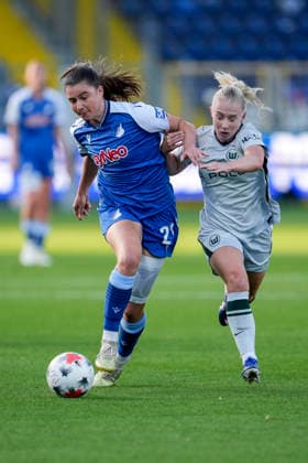 v li Chiara Hahn TSG, 23, Thea Bjelde Wolfsburg, 2, tackle, game scene, duel, tackle, tackling, dynamics, action, 18 09 2026, Sinsheim, Hoffenheim, Germany, soccer, Google Pixel Women’s Bundesliga, TSG 1899 Hoffenheim vs. VfL Wolfsburg, DFB and DFL regulations prohibit any use of photographs as image sequences and or quasi-video xozx
