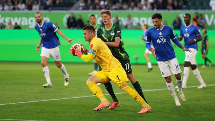 VfL vs. Darmstadt, 2. Bundesliga Wolfsburg, September 18, 2026, Soccer, Men s, 2. Bundesliga, 2026–2027 Season, VfL Wolfsburg vs. SV Darmstadt 98; Goalkeeper Marcel Schuhen (SV Darmstadt 98), Alexander Bernhardsson (VfL Wolfsburg); DFL and DFB regulations prohibit any use of photographs as image sequences and or quasi-video; Volkswagen Arena, Lower Saxony, Germany