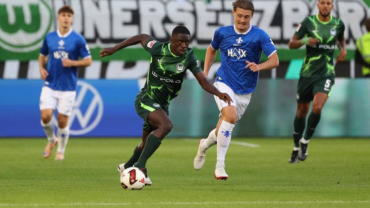 VfL vs. Darmstadt, 2. Bundesliga Wolfsburg, September 18, 2026, Soccer, Men s, 2. Bundesliga, 2026–2027 Season, VfL Wolfsburg vs. SV Darmstadt 98, Saël Kumbedi (VfL Wolfsburg), Carlo Sickinger (SV Darmstadt 98). DFL and DFB regulations prohibit any use of photographs as image sequences and or quasi-video. Volkswagen Arena, Lower Saxony, Germany