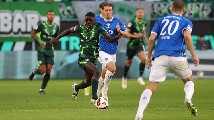 VfL vs. Darmstadt, 2. Bundesliga Wolfsburg, September 18, 2026, Soccer, Men s, 2. Bundesliga, 2026–2027 Season, VfL Wolfsburg vs. SV Darmstadt 98, Saël Kumbedi (VfL Wolfsburg), Carlo Sickinger (SV Darmstadt 98). DFL and DFB regulations prohibit any use of photographs as image sequences and or quasi-video. Volkswagen Arena, Lower Saxony, Germany