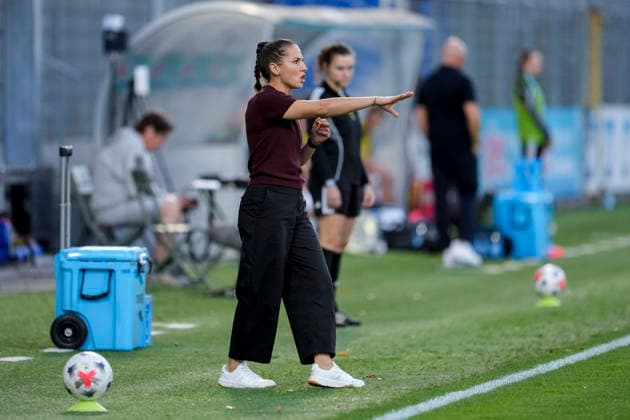 Eva Maria Virsinger, head coach and coach at TSG, gives instructions, gestures with her arms, cutout, full-body shot, single image, single photo, action, September 18, 2026, Sinsheim, Hoffenheim, Germany, soccer, Google Pixel Women’s Bundesliga, TSG 1899 Hoffenheim vs. VfL Wolfsburg, DFB and DFL regulations prohibit any use of photographs as image sequences and or quasi-video xozx