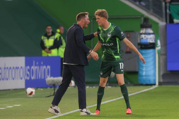 September 18, 2026, xgox, Soccer, 2. Bundesliga, VfL Wolfsburg vs. SV Darmstadt 98, Tobias Strobl (Wolfsburg, Coach), Alexander Bernhardsson (Wolfsburg), 17 Cheering, Goal celebration, cheering over the goal, celebrate the goal, celebration DFL DFB REGULATIONS PROHIBIT ANY USE OF PHOTOGRAPHS as IMAGE SEQUENCES and or QUASI-VIDEO Wolfsburg
