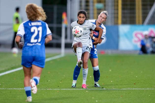 v li Cora Zicai Wolfsburg, 28, Laura Gloning TSG, 20, tackle, game scene, duel, tackle, tackling, dynamism, action, 18 09 2026, Sinsheim, Hoffenheim, Germany, soccer, Google Pixel Women’s Bundesliga, TSG 1899 Hoffenheim vs. VfL Wolfsburg, DFB and DFL regulations prohibit any use of photographs as image sequences and or quasi-video xozx