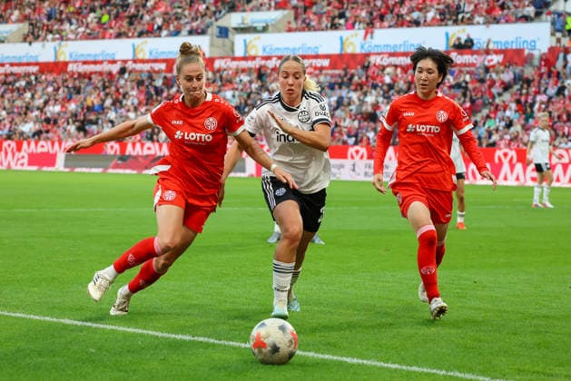 September 18, 2026, xusrbx, Soccer Google Pixel Women s Bundesliga, FSV Mainz 05 vs. Eintracht Frankfurt (from left: Saskia Matheis, FSV Mainz 05, 19), Danique Tolhoek, Eintracht Frankfurt, 22, Yurina Imai, FSV Mainz 05, 14, in a tackle, Mainz
