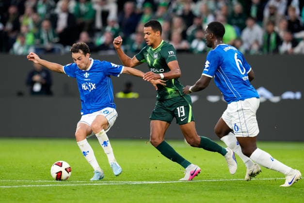 Christopher Lannert (SV Darmstadt 98), 28, in a tackle with Robert Glatzel (VfL Wolfsburg), 19, Germany; VfL Wolfsburg vs. SV Darmstadt 98, 2. Bundesliga, Matchday 6, 2026–27 season, Volkswagen Arena, Wolfsburg, September 18, 2026 DFL regulations prohibit any use of photographs as image sequences and or quasi-video VfL Wolfsburg vs. SV Darmstadt 98, 2. Bundesliga, Matchday 6, 2026–27 season, September 18, 2026, Wolfsburg Copyright: xEibner-Pressefoto ScottxColemanx EP_SCN