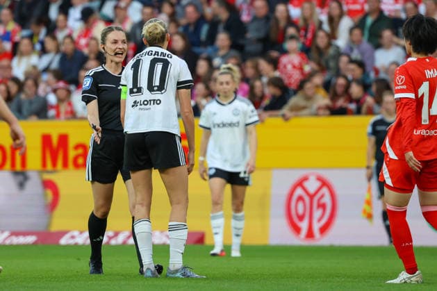 September 18, 2026, xusrbx, Soccer Google Pixel Women s Bundesliga, FSV Mainz 05 vs. Eintracht Frankfurt, left: Miriam Schwermer, referee, Laura Freigang, Eintracht Frankfurt, 10, unhappy, disappointed, dejected, frustrated, Mainz