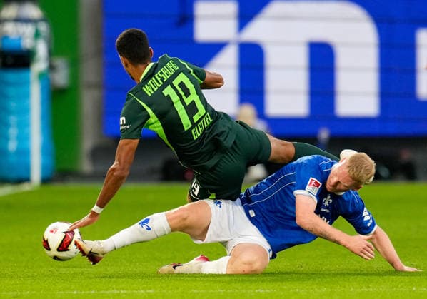 Robert Glatzel (VfL Wolfsburg), 19, in a tackle with Kai Klefisch (SV Darmstadt 98), 17, GER; VfL Wolfsburg vs. SV Darmstadt 98, 2. Bundesliga, Matchday 6, 2026–27 season, Volkswagen Arena, Wolfsburg, September 18, 2026 DFL REGULATIONS PROHIBIT ANY USE OF PHOTOGRAPHS AS IMAGE SEQUENCES AND OR QUASI-VIDEO VfL Wolfsburg vs. SV Darmstadt 98, 2. Bundesliga, Matchday 6, 2026–27 season, September 18, 2026, Wolfsburg Copyright: xEibner-Pressefoto ScottxColemanx EP_SCN
