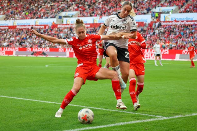 September 18, 2026, xusrbx, Soccer Google Pixel Women s Bundesliga, FSV Mainz 05 vs. Eintracht Frankfurt (from left: Saskia Matheis, FSV Mainz 05, 19), Danique Tolhoek Eintracht Frankfurt, 22, Yurina Imai FSV Mainz 05, 14, in a tackle Mainz